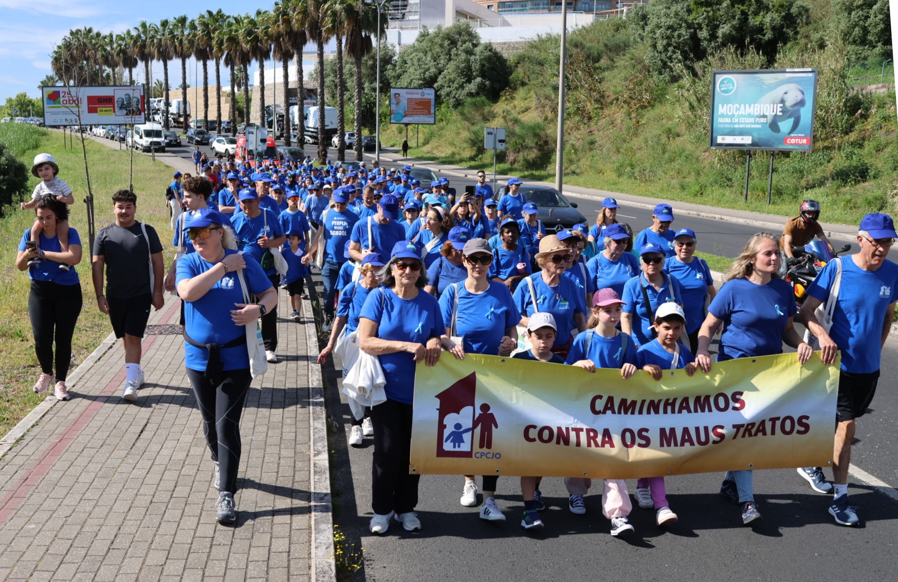 Mais de 200 pessoas em Caminhada Contra os Maus-tratos na Infância e Juventude.