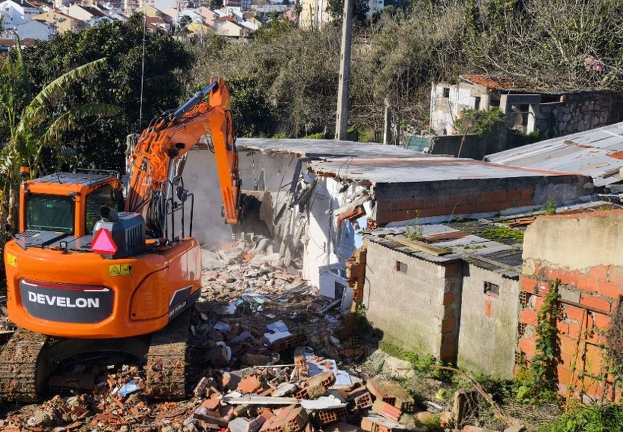 Operações Municipais de Fiscalização resultaram na demolição de seis construções precárias e 27 autos